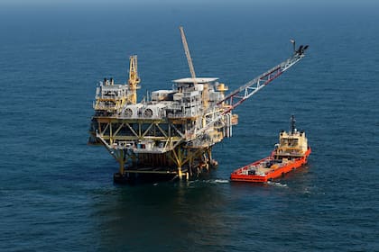 Archivo.- Esta foto de archivo del 10 de abril de 2011, muestra una plataforma y un buque de suministro en el Golfo de México, frente a la costa de Luisiana