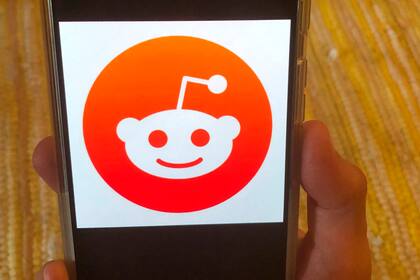 ARCHIVO - Esta foto de archivo del 29 de junio de 2020 muestra el logotipo de Reddit en un celular en Nueva York. (AP Foto/Tali Arbel, Archivo)