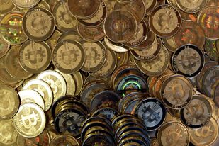 ARCHIVO - Esta foto de archivo del 3 de abril de 2013 muestra tokens de bitcoin en Sandy, Utah