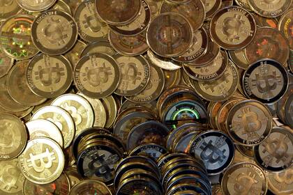 ARCHIVO - Esta foto de archivo del 3 de abril de 2013 muestra tokens de bitcoin en Sandy, Utah