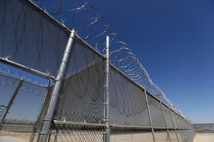 ARCHIVO _ Esta foto del 28 de agosto del 2019 muestre el Centro de Procesamientos de Inmigración  operado por GEO Group, Inc., una compañía en Florida que se especializa en prisiones privadas.  (AP Foto/Chris Carlson)