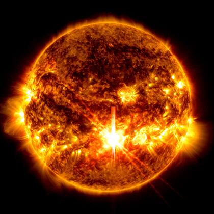 ARCHIVO - Esta foto, proporcionada por la NASA, tomada por el Observatorio de Dinámica Solar, muestra una erupción solar, el destello brillante en el centro de la imagen, el 3 de octubre de 2024. (Observatorio de Dinámica Solar/NASA vía AP, archivo)