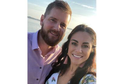 ARCHIVO - Esta foto sin fecha facilitada por la familia de Samantha Miller la muestra a ella y a su futuro marido Aric Hutchinson. (Foto de familia vía AP, Archivo)