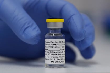 ARCHIVO - Esta fotografía de archivo del miércoles 7 de octubre de 2020 muestra un vial de la vacuna de Novavax contra el COVID-19 listo para usarse en un ensayo clínico de tercera fase en el hospital de la Universidad St. George en Londres. (AP Foto/Alastair Grant/Archivo)