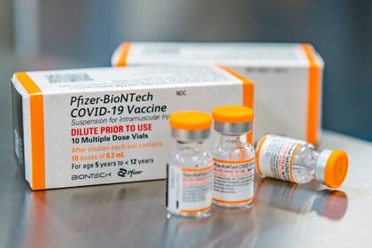 ARCHIVO - Esta fotografia de octubre de 2021 facilitada por Pfizer muestra las dosis pediátricas de la vacuna contra el COVID-19 de esa marca en Puurs, bélgica. (PFizer vía AP, Archivo)
