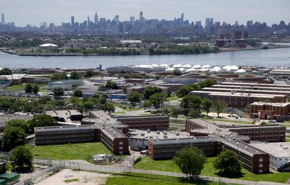 Archivo.- Esta fotografía del 20 de junio de 2014 muestra el complejo carcelario de la Isla Rikers en Nueva York, con los edificios de Manhattan en el fondo