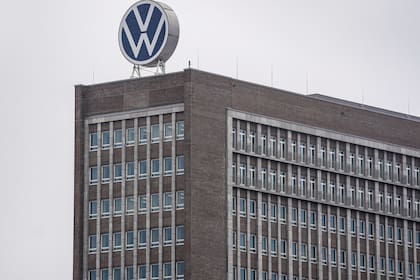 ARCHIVO - Esta fotografía del jueves 9 de diciembre de 2021 muestra la sede de la automotriz Volkswagen, en Wolfsburg, Alemania. (AP Foto/Martin Meissner, archivo)