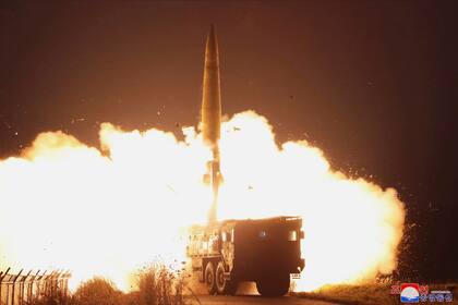 ARCHIVO - Esta fotografía facilitada el 10 de octubre de 2022 por el gobierno norcoreano muestra la prueba de un misil en un lugar no revelado en Corea del Norte, donde tuvo lugar entre el 25 de septiembre y el 9 de octubre. (Agencia Central de Noticias de Corea/Korea News Service vía AP, archivo)