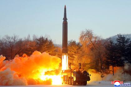 ARCHIVO - Esta fotografía facilitada por el gobierno norcoreano muestra lo que asegura fue el lanzamiento de prueba de un misil hipersónico en Corea del Norte, el 5 de enero de 2022. El contenido de esta imagen no pudo ser verificado en forma independiente. (Agencia Central de Noticias de Corea/Korea News Service vía AP, Archivo)