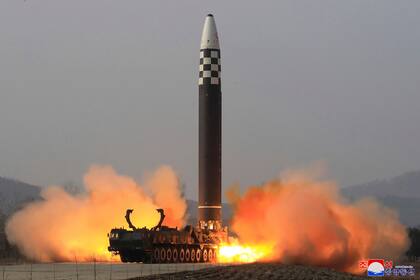 ARCHIVO - Esta fotografía facilitada por el gobierno norcoreano muestra lo que afirma se trata de un disparo de prueba de un misil balístico intercontinental Hwason-17 en un lugar no revelado en Corea del Norte, el 24 de marzo de 2022. (Agencia Noticiosa Central Coreana/Korea News Service vía AP, Archivo)