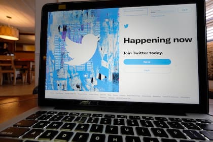ARCHIVO - Esta fotografía muestra la pantalla para entrar a Twitter en una computadora el martes 27 de abril de 2021, en Orlando, Florida. (AP Foto/John Raoux)