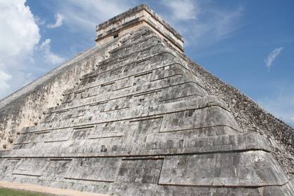ARCHIVO - Esta fotografía muestra la pirámide de Kukulcán en el sitio arqueológico de Chichén Itzá, el sábado 24 de octubre de 2020, en la península de Yucatán, México. (AP Foto/Tomás Stargardter, archivo)