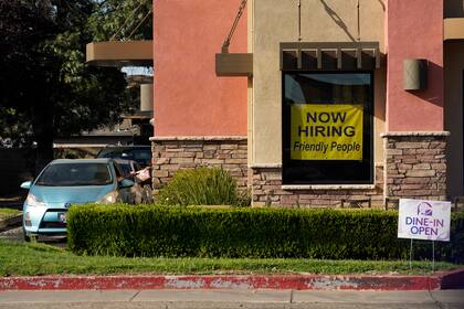 ARCHIVO - Esta fotografía muestra un letrero de contratación en una sucursal de Taco Bell en Sacramento, California, el 15 de julio de 2021. El número de personas en Estados Unidos que solicitaron ayuda por desempleo subió la semana del 3-9 de enero de 2022 a su nivel más alto desde mediados de noviembre la semana pasada, hasta 230.000, dijo el Departamento del Trabajo.  (AP Foto/Rich Pedroncelli, Archivo)