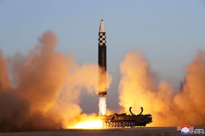 ARCHIVO - Esta fotografía proporcionada por el gobierno de Corea del Norte muestra un supuesto misil balístico intercontinental en un simulacro de lanzamiento en el aeropuerto internacional de Sunan en Pyongyang, Corea del Norte, el 16 de marzo de 2023. (Agencia Central de Noticias de Corea/Servicio de Noticias de Corea vía AP, Archivo)