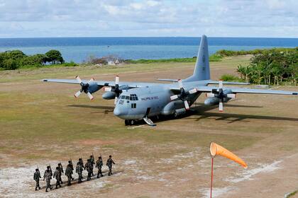 ARCHIVO - Esta imagen de archivo del 21 de abril de 2017, un avión C-130 de transporte de tropas de la Fuerza Aérea de Filipinas, en la isla de Thitu, en el archipiélago disputado de Spratlys, en el Mar de la China Meridional en el oeste de Filipina. (AP Foto/Bullit Marquez, Archivo)