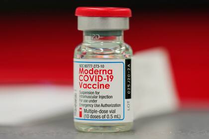 ARCHIVO - Esta imagen de archivo del miércoles 23 de diciembre de 2020 muestra un vial de la vacuna de Moderna contra el COVID-19 durante la primera ronda de inoculación del personal de un hospital, en Denver, Colorado. (AP Foto/David Zalubowski, archivo)