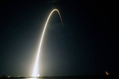 ARCHIVO - Esta imagen de larga exposición muestra la trayectoria de un cohete Falcon 9 de SpaceX