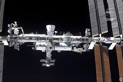 ARCHIVO - Esta imagen de NASA TV nuestra la Estación Espacial Internacional vista desde la nave SpaceX Crew Dragon, 24 de abril de 2021. La NASA canceló una caminata espacial el martes 30 de noviembre de 2021 debido a la amenaza de chatarra espacial que podría perforar el traje de un astronauta o dañar la estación. (NASA via AP, File)