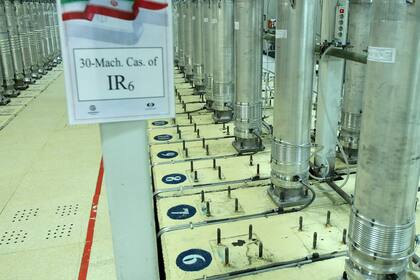 ARCHIVO - Esta imagen difundida el 5 de noviembre de 2019 por la Organización de Energía Atómica de Irán muestra centrifugadoras en las instalaciones Natanz de enriquecimiento de uranio en el centro de Irán. (Organización de Energía Atómica de Irán vía AP, archivo)