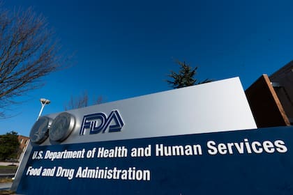 ARCHIVO - Esta imagen muestra el rótulo de las oficinas de la Administración de Medicamentos y Alimentos de Estados Unidos (FDA, por sus siglas en inglés), el 10 de diciembre de 2020, en Silver Spring, Maryland. (Foto AP/Manuel Balce Ceneta, Archivo)