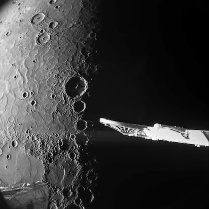 ARCHIVO - Esta imagen sin fecha, facilitada por la Agencia Espacial Europea, muestra fotografías en primer plano del polo norte de Mercurio captadas por la sonda espacial euro-japonesa BepiColombo (ESA vía AP, Archivo)
