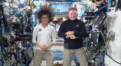 ARCHIVO - Esta imagen tomada de una transmisión por video muestra a los astronautas de la NASA Suni Williams y Butch Wilmore durante una conferencia de prensa desde la Estación Espacial Internacional el viernes 13 de septiembre de 2024. (NASA vía AP, Archivo)