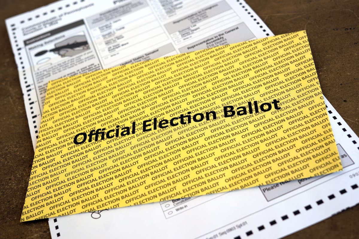 ARCHIVO - Este es un voto postal oficial de Pensilvania en Pittsburgh, el 3 de octubre de 2024. (Foto AP/Gene J. Puskar, Archivo)