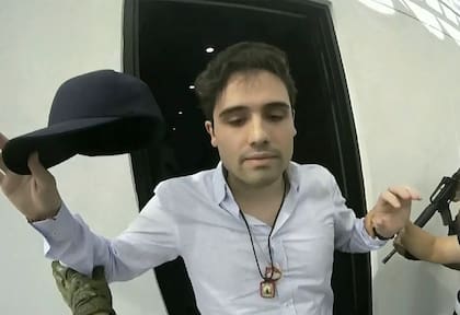ARCHIVO - Este fotograma proveído por el gobierno mexicano muestra a Ovidio Guzmán López cuando es detenido en Culiacán, México, el 17 de octubre de 2019. (CEPROPIE vía AP/Archivo)