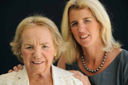 ARCHIVO - Ethel Kennedy, izquierda, posa para una fotografía con su hija Rory Kennedy, quien además dirigió el documental "Ethel", de la cadena HBO, el miércoles 1 de agosto de 2012 en Beverly Hills, California. (Foto de Chris Pizzello/Invision/AP, archivo)
