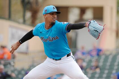 ARCHIVO - Eury Pérez de los Marlins de Miami lanza contra los Mets de Nueva York en un juego de pretemporada, el 2 de marzo de 2024, en Jupiter, Florida. (AP Foto/Jeff Roberson)