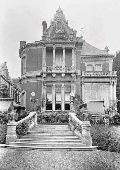 Av. Alvear 1883, residencia de Gustavo Frederking y Adela Maderna. Posiblemente el comitente haya sido Gabriel Larsen del Castaño.