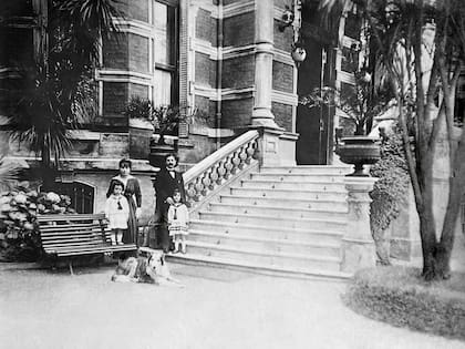 Gustavo A. Frederking Maderna junto a su esposa Sara Sahores, sus hijos Sarita y Gustavo y el perro Yes.