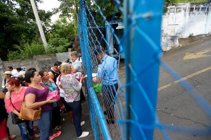 ARCHIVO - Familiares de manifestantes detenidos y desaparecidos llegan a la cárcel El Chipote, oficialmente llamada Dirección de Auxilio Judicial, mientras esperan a miembros de la Comisión Interamericana de Derechos Humanos (CIDH) en Managua, Nicaragua, el jueves 28 de junio de 2018. Familiares de cuatro opositores que iniciaron una huelga de hambre en la cárcel, dijeron el lunes 17 de octubre de 2022 que temen por la vida de sus seres queridos. (Foto AP/Alfredo Zúñiga, Archivo)