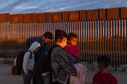 ARCHIVO - Familias migrantes procedentes de Brasil esperan ser procesadas por los agentes de la Patrulla Fronteriza de Estados Unidos tras cruzar la frontera con México en Yuma, Arizona, el jueves 10 de junio de 2021. (AP Foto/Eugene Garcia, Archivo)