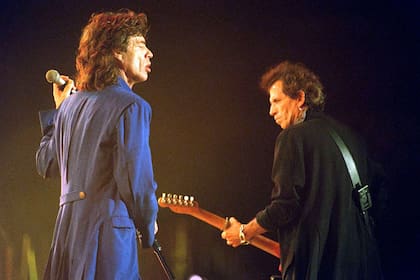 Archivo.- Febrero de 1995. Mick Jagger y Keith Richards durante un recital en el estadio de River