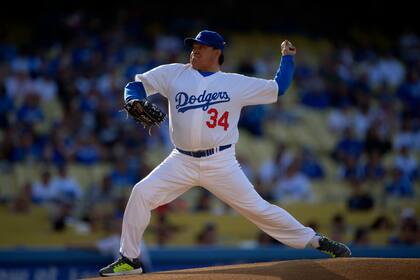 ARCHIVO - Fernando Valenzuela lanza en un juego de veteranos disputado el 8 de junio de 2013 en Los Ángeles (AP Foto/Mark J. Terrill, archivo)