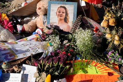 ARCHIVO - Flores y fotos en un lugar de recuerdo por Renee Good el sábado 31 de enero de 2026, en Minneapolis. (AP Foto/Alex Brandon, Archivo)