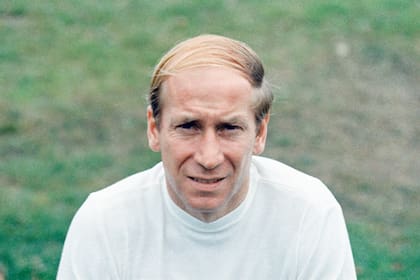 ARCHIVO - Foto de 1971, Bobby Charlton, capitán de Inglaterra y el Manchester United. El sábado 21 de octubre del 2023, fallece Charlton a los 86 años. (AP Foto/Archivo)