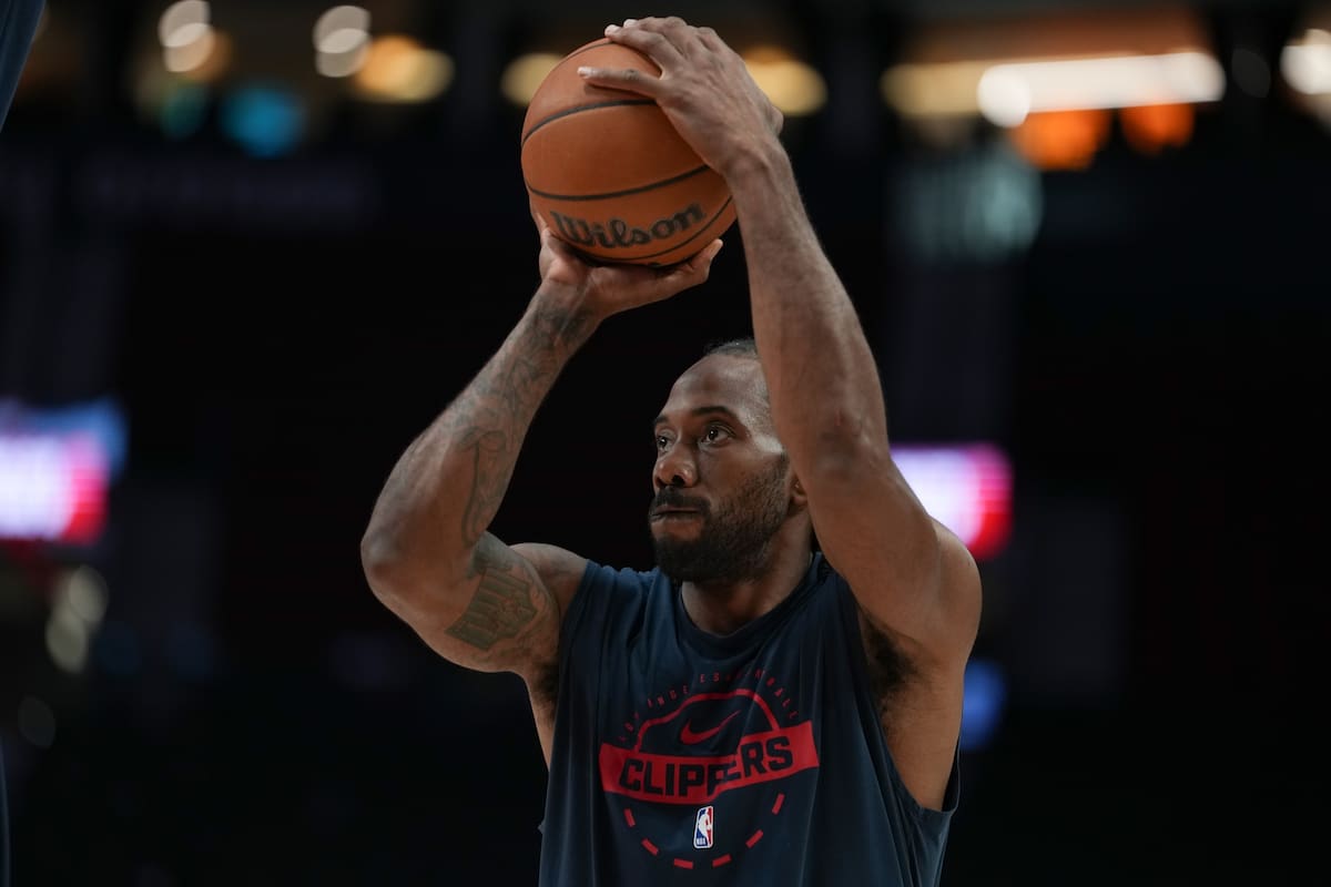 ARCHIVO - Foto del 10 de abril del 2026, el alero de los Clippers de Los Ángeles Kawhi Leonard calie