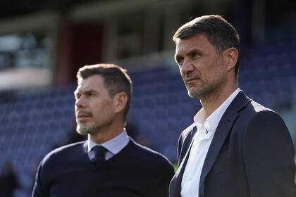 ARCHIVO - Foto del 11 de enero del 2020, Paolo Maldini y Zvonimir Boban observan un encuentro entre el Cagliari y el Milan. El martes 6 de junio del 2023, llega a su fin la etapa de Maldini como director del equipo. (Spada/LaPresse via AP)
