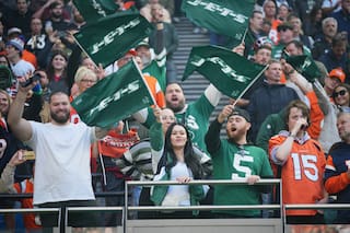 Aficionados de la NFL en el Reino Unido citan precios y 'fatiga de equipo' por asientos vacíos