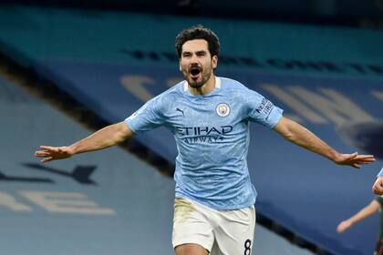 ARCHIVO - Foto del 13 de febrero del 2021, Ilkay Gundogan del Manchester City celebra tras anotar el tercer gol en el duelo ante el Tottenham en la Liga Premier. El viernes 23 de agosto del 2024, Gundogan regresa al City tras pasar un año con el Barcelona. (AP Foto/Rui Vieira, Pool Archivo)