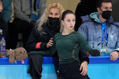 ARCHIVO - Foto del 13 de febrero del 2022, la entrenadora Eteri Tutberidze habla con Kamila Valiva durante un entrenamiento en los Juegos Olímpicos de Invierno de Beijing. (AP Foto/David J. Phillip, Archivo)