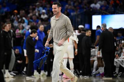 ARCHIVO - Foto del 14 de febrero del 2024, el exjugador del Magic de Orlando JJ Redick sale de la cancha tras ser honrado durante el juego ante los Knicks de Nueva York. (AP Foto/Phelan M. Ebenhack, Archivo)