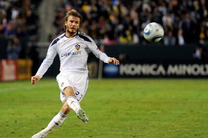 ARCHIVO - Foto del 14 de noviembre del 2010, el mediocampista del LA Galaxy David Beckham patea el balón durante el encuentro de Finales de la Conferencia Oeste ante el FC Dallas. (AP Foto/Mark J. Terrill, Archivo)
