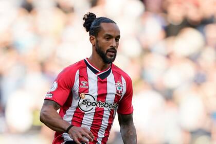 ARCHIVO - Foto del 16 de octubre del 2021, Theo Walcott del Southampton durante el encuentro ante el Leeds United en la Liga Premier. El viernes 18 de agosto del 2023, Walcott anuncia su retiro del fútbol a los 34 años. (AP Foto/Steve Luciano)