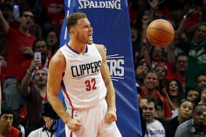 ARCHIVO - Foto del 17 de abril del 2016 Blake Griffin de los Clippers de Los Ángeles reacciona tras clavar el balón frente a los Trail Blazers de Portland. El martes 16 de abril del 2024, Griffin anuncia su retiro después de 14 años en la NBA. (AP Foto/Jae C. Hong, Archivo)