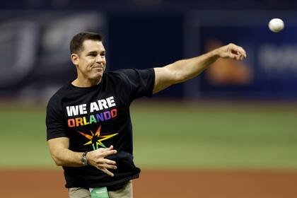 ARCHIVO - Foto del 17 de junio del 2016, el vicepresidente de la MLB Billy Bean lanza una pelota ceremonial en el juego entre los Rays de Tampa Bay y Gigantes de San Francisco. El martes 6 de agosto del 2024, fallece el expelotero que en 1999 se convirtió en el segundo jugador de la MLB en anunciar que es gay. (AP Foto/Chris O'Meara, File)