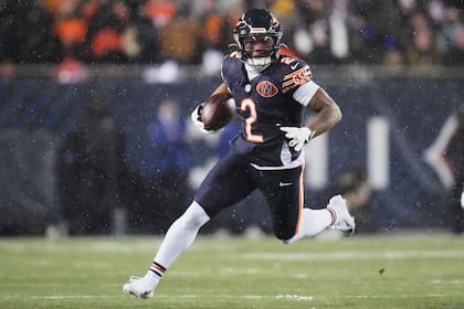 ARCHIVO - Foto del 18 de enero del 2026, el receptor de los Bears de Chicago DJ Moore corre con el b