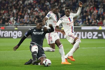 ARCHIVO - Foto del 19 de mayo del 2023, Breel Embolo del Mónaco pelea por el balón con Castello Lukeba y Sinaly Diomande del Lyon durante un encuentro de liga. El lunes 22 de enero del 2024, el dueño del Mónaco evalúa la posible venta parcial o total del equipo. (AP Foto/Laurent Cipriani, Archivo)